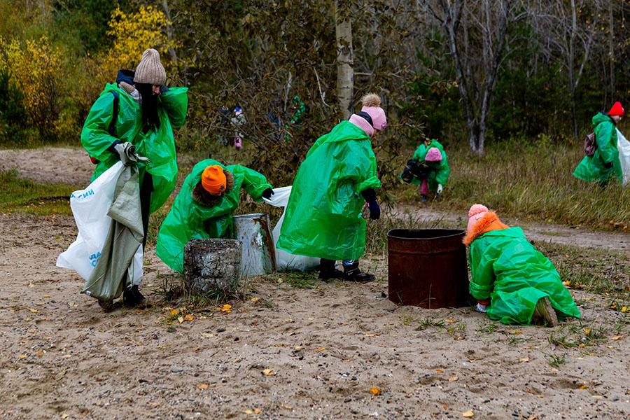 Фото Собрали мусор – сберегли планету: сотрудники Сбербанка и экологи очистили от мусора берег Обского моря 6